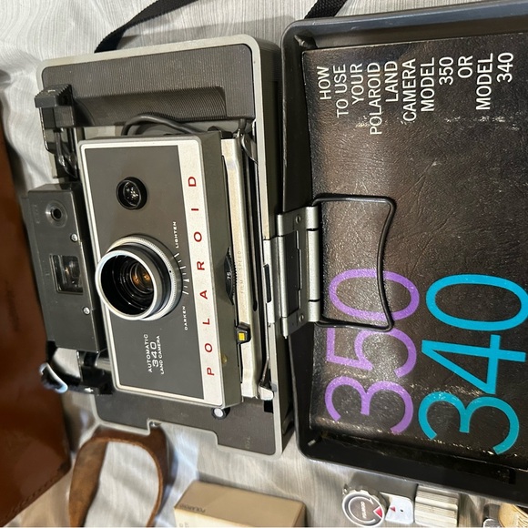 Vintage Polaroid Land Camera Model 800 with Case and Accessories - Picture 2 of 6